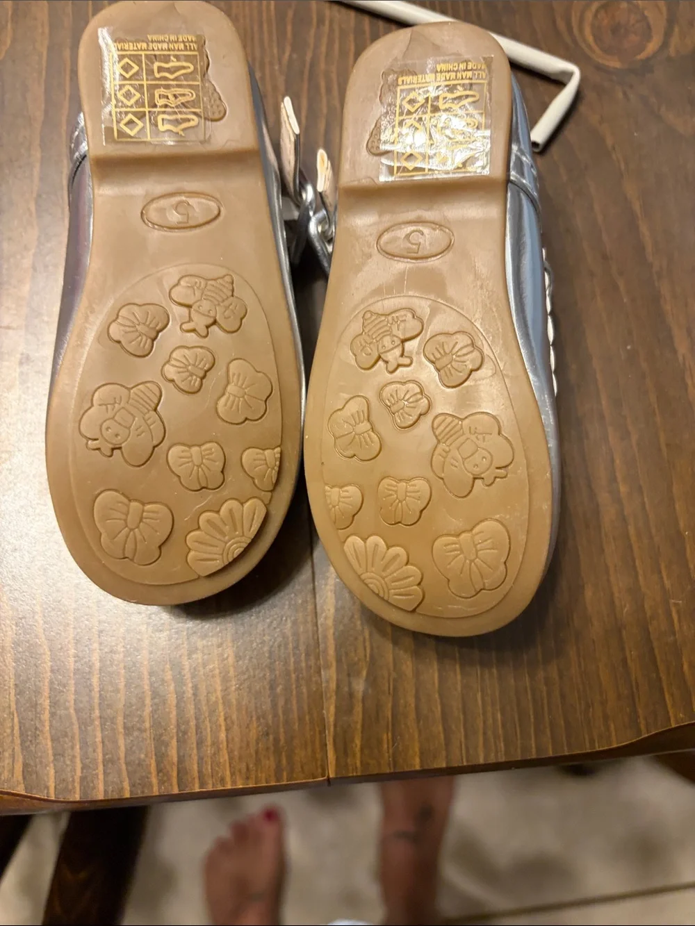 Girls' Metallic Silver Mary Jane Dress Shoes with Flower NEW Sz. 5